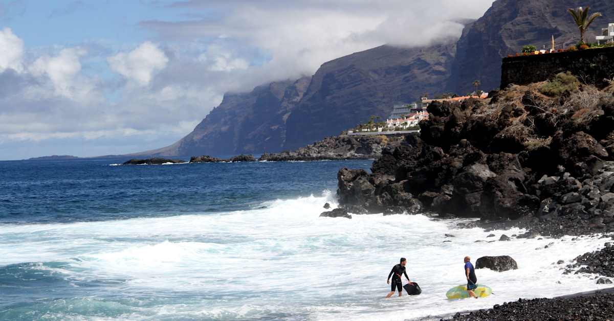 Turistit eivät piitanneet varoituksista, kolme kuoli aalloissa Teneriffalla | Uutisia lyhyesti