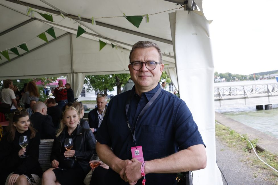 Pääministeri Petteri Orpo on ollut tällä vaalikaudella kolmena kesänä peräkkäin Turun kaupungin maksamilla lipuilla Ruisrockissa. Kuva Ruisrockin Vip-alueelta kesältä 2024.