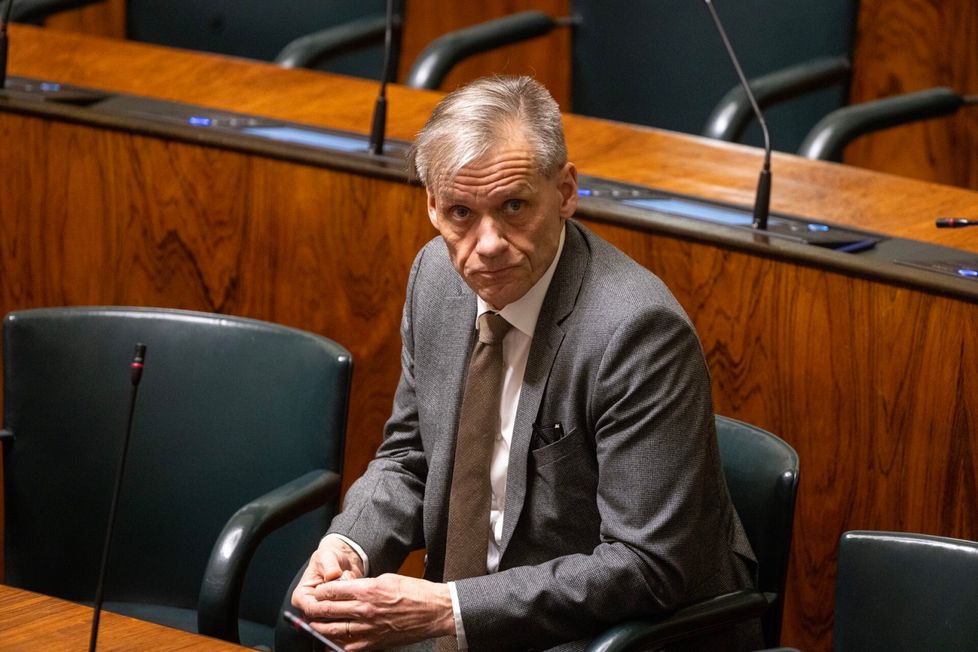 Kansanedustaja Pauli Kiuru ilmoittaa kaikki saamansa kestitykset Akaa Volleyn lentopallo-otteluista ja Valkeakosken työväenmusiikkitapahtumasta lähtien. Kiuru myös kertoi ensimmäisenä, että on osallistunut ilmaiseksi hirvijahtiin.