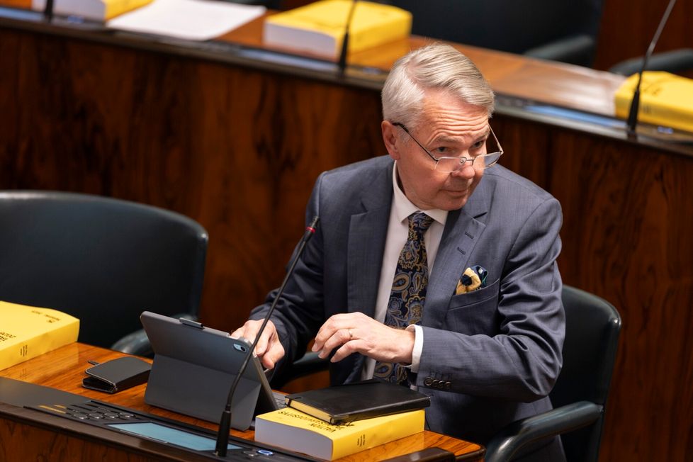 Kansanedustaja Pekka Haavisto on melko kysytty puhuja seminaareissa ulkomailla. Haavisto on käynyt 12 kertaa ulkomailla tilaisuuden järjestäjän kustannuksella.