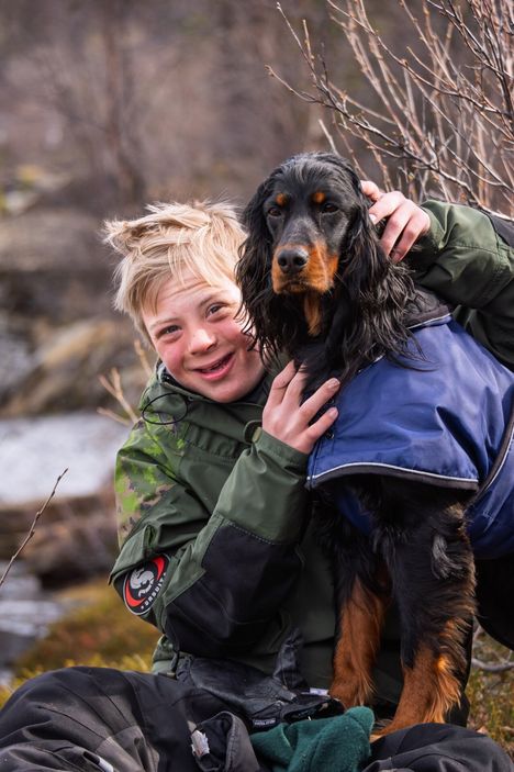 Osmo viihtyy jaksossa isänsä ja kumppaneiden lisäksi kalastusoppaan Kira-koiran seurassa.