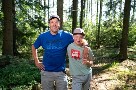 Peltsi ja Osmo Peltola kuvattuna loppukesästä Helsingin Keskuspuistossa.