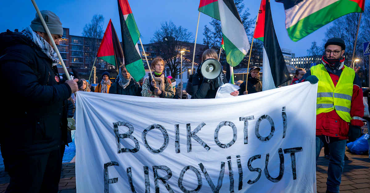 Mielen­osoittajat vaativat Euroviisu-boikottia Ylen edustalla Helsingissä | Uutisia lyhyesti