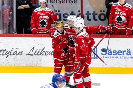 Jan-Mikael Järvinen (kuvassa kultakypärä) lähtee neljän Ässät-kauden jälkeen kotikaupunkiinsa Tampereelle. Konkari on pelannut patapaidassa uransa parasta jääkiekkoa.