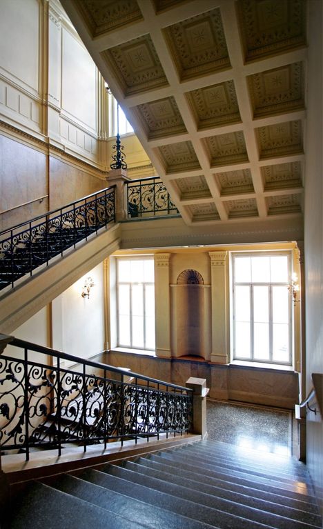 Entisen Arkkitehtuurimuseon portaikko. Rakennuksessa on kolme kerrosta, kellari ja parvi.