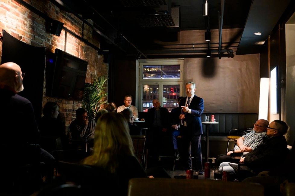 Harkimo oli kerännyt Helsingin keskustaan toista kymmentä eduskuntavaaleista kiinnostunutta.