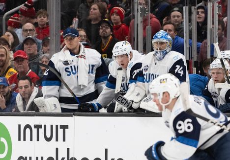 Juuse Saros (oik.) ja Kevin Lankinen (vas.) jakoivat vastuun viime helmikuun 4 Nations -turnauksessa.