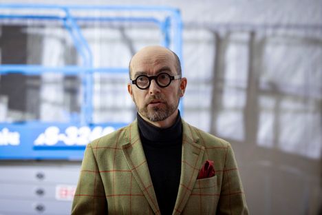 Taideasiantuntija Jukka Valkonen toivottaa Vilma Peltosen tervetulleeksi taiteen pariin.