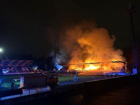 Päätykatsomo roihusi sunnuntai-iltana.