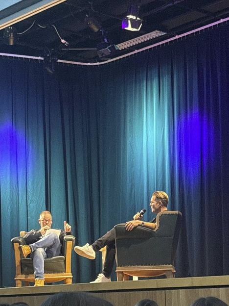 Cheekin entinen historianopettaja, koulun apulaisrehtori Kalle Nieminen jututti Cheekiä lavalla.