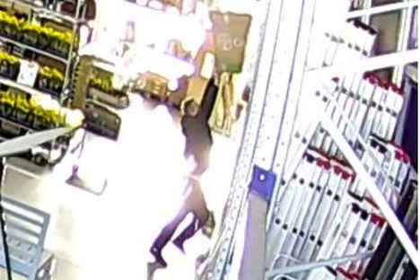 Varas kurkottaa pyttypakettiin.