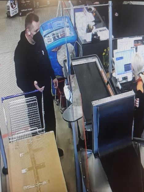 Valvontakamera tallensi, kun isoveli asioi rautakaupassa musta maski kasvoillaan.