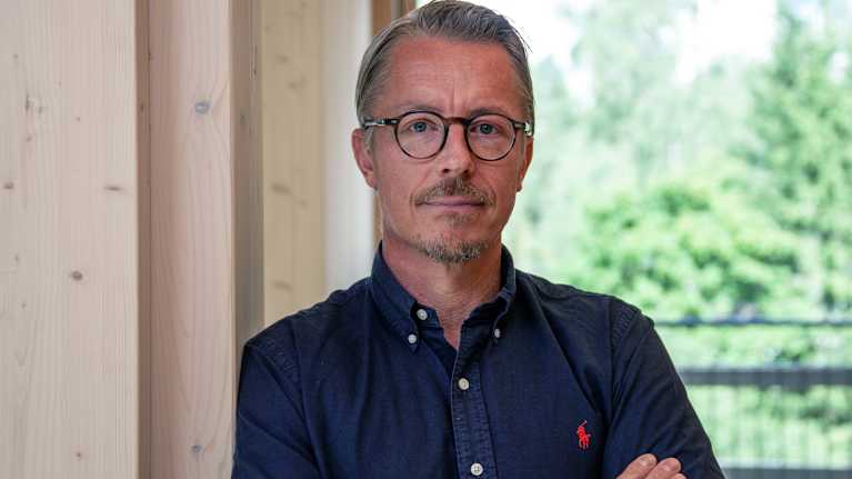 Versowoodin toimitusjohtaja Ville Kopra katsoo suoraan kameraan. Miehellä silmälasit ja sininen kauluspaita.