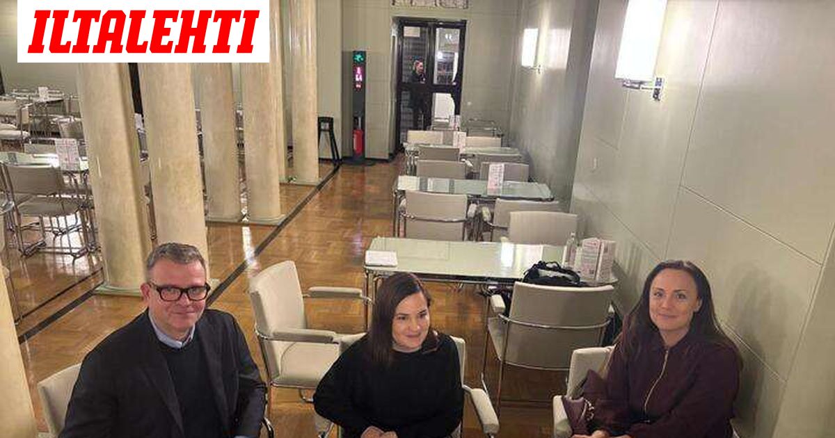 Eduskunnassa poikkeuksellinen tilanne päällä iltamyöhään – Petteri Orpo saapui paikalle