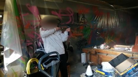 Mies väitti, että Suomi-konepistoolissa oli paukkupatruunoita.