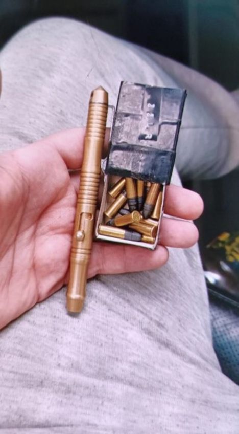 Kännykästä löytyi kuva kynäpistoolista.