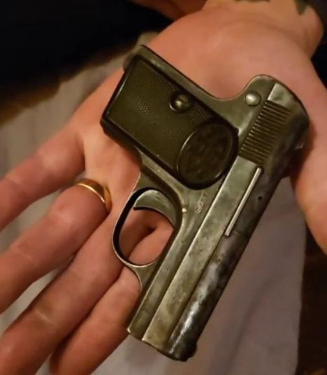 Tämä taskuase oli ilmoitettu kuolinpesästä kadonneeksi.