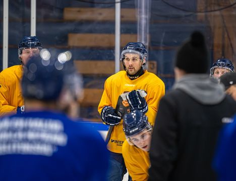 Ahti Peltonen valmistautuu elämänsä kovimpaan jääkiekko-otteluun.