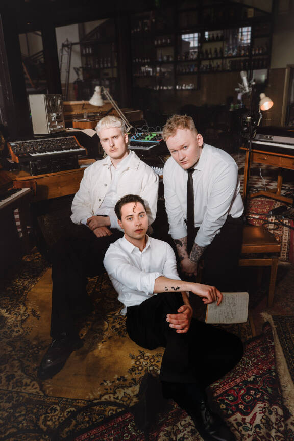 Kuumaa oli alkujaan viisihenkinen yhtye, mutta Aapo Närhi ja Antti Heiskala ovat jättäneet bändin.