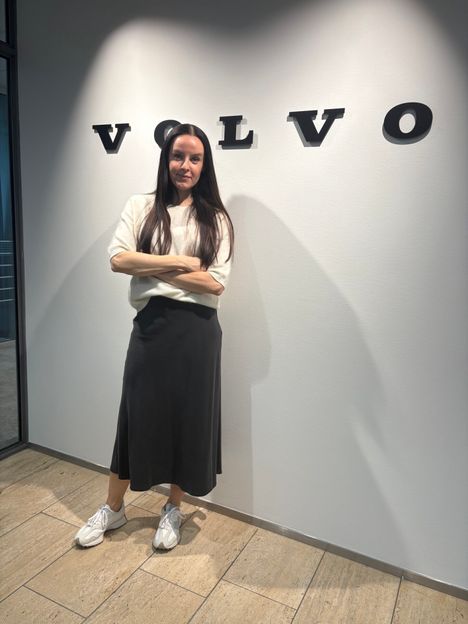 Volvon Suomen viestinnästä vastaava Mia Luopajärvi sanoo, että EX30:een tehdään päivitykset vaiheittain, jotta ne voidaan testata ja julkaista hallitusti.