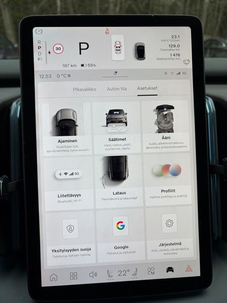 Ohjelmistoon tehtävillä etäpäivityksillä parannetaan auton ominaisuuksia.