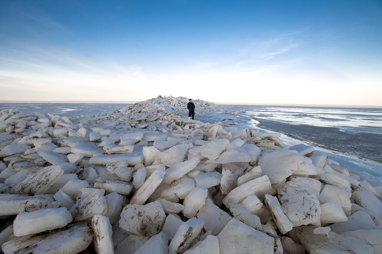Tämä röysi on kuvattu Siikajoen Karinkannassa tammikuussa 2020. Raahen seudulla jäävalleista käytetään myös nimiä röyssy ja rovi. Hailuodossa nimityksiä ovat ainakin röysä, röysi ja röysy.