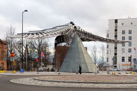 Kauppakeskus Tikkurin puolelta veistoksesta pistää ensimmäisenä silmään kartion mallinen pyrstö.