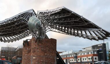 Tikkurilaan valmistunut Korppi-veistos saa kehuja kuvanveistäjä Marjukka Korhoselta