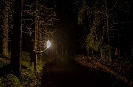 Soihdun valossa susien mailla.