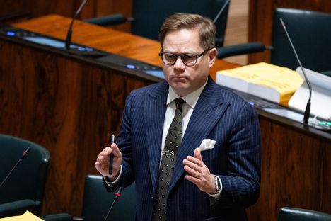 Markus Lohi ehdotti istunnossa apteekkilain palauttamista sotevaliokunnan valmisteluun ja penäsi apteekkilaille myös perustuslakivaliokunnan lausuntoa.