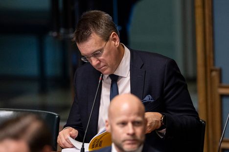 Kokoomuksen Martin Paasi yllätti eduskunnan, kun hän kertoi kannattavansa keskustan Markus Lohen ehdotusta apteekkilain palauttamisesta valiokunnan valmisteluun.