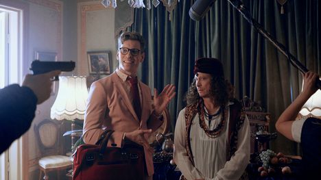 Kari Ketonen (oik.) näyttelee Kurjen kirous -sarjassa näyttelijä Aki Kurkea ja Antti Holma hänen manageriaan.