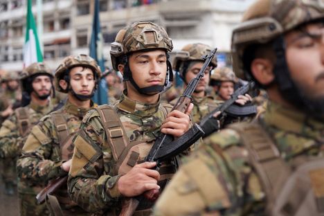 Syyrian Latakiassa järjestettiin sotilasparaati maanantaina Assadin hallinnon kaatumisen ensimmäisen vuosipäivän kunniaksi.