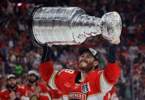 Matthew Tkachuk on nostanut Stanley Cupin kahtena kesänä perätysten.