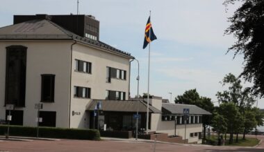 Syyttäjä: Mies murhasi sängyllä maanneen veljensä veitsellä – Ahvenanmaan heinäkuinen henkirikos käräjillä | Kotimaa