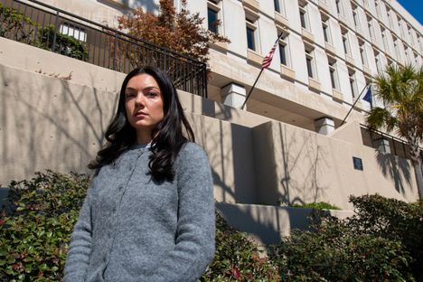 Tir Dhondylle esitellään ohjelmassa, kuinka helppoa huijaus on. Tekoälyn avulla huijarit voivat tekeytyä nuoriksi naisiksi jopa videopuheluissa.