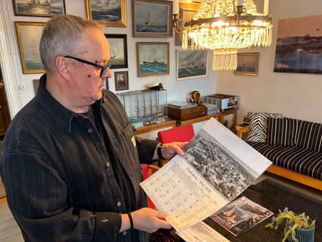 Lapsuutensa merellisiin maisemiin palannut Petri Porkola teki kuvakalenterin uudesta kotisaarestaan Reposaaresta. Kuvassa näkyvä toukokuun kalenterinäkymä esittelee Reposaarta ylävinkkelistä. Kyseisen kalenterikuvan Porkola on ottanut droonin avulla.