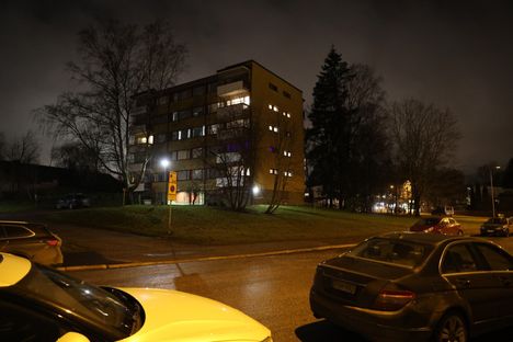 Konalan poliisioperaatiota todistaneen naisen mukaan paikalle saapui kymmenisen poliisiautoa ja ambulanssi.