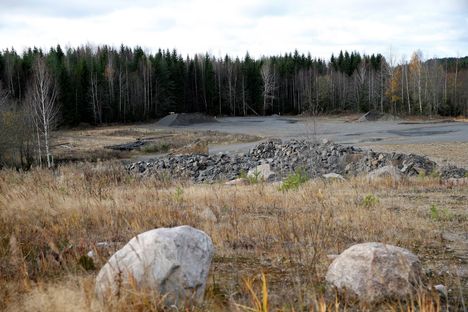 Metsästäjät löysivät nuoren miehen ruumiin sorakuopalta syksyllä 2015. Oikeus katsoi Konalan taposta epäillyn miehen suojelleen murhaajia.