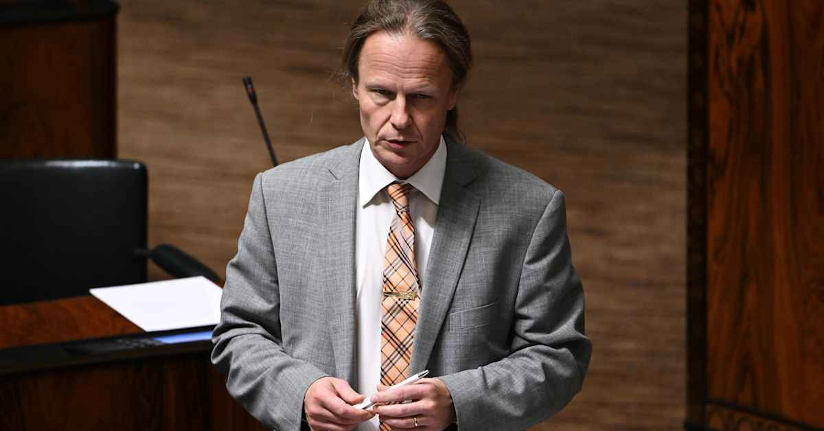 Kansanedustaja Juho Eerola julkaisi Facebookissa kuvan, jossa hän venyttää sormillaan silmänsä vinoiksi | Uutisia lyhyesti