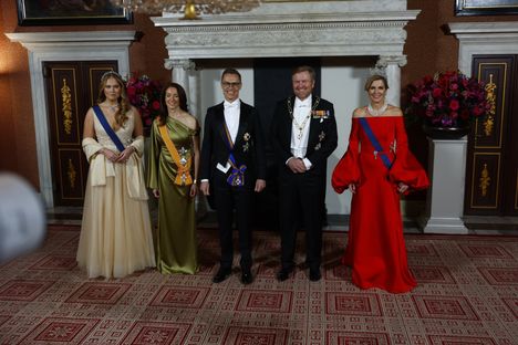 Alankomaiden prinsessa Catharina-Amalia, rouva Innes-Stubb, presidentti Stubb, kuningas Willem-Alexander ja kuningatar Maxima poseerasivat yhdessä hymyillen.