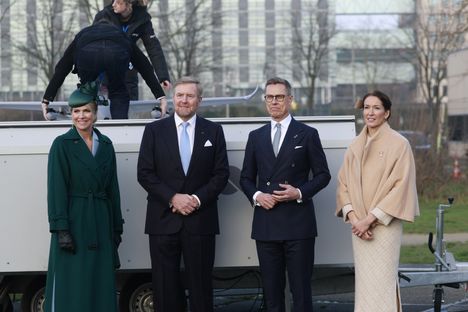 Päivällä presidenttipari seurasi Hollannin kuningasparin kanssa drooniesitystä Amsterdamissa. Innes-Stubbilla oli yllään ateljeompelija Sari Hörkön käsialaa oleva Beige asu.
