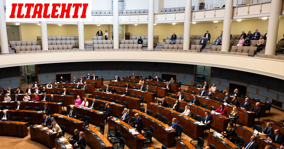 Raju vääntö jatkui yöhön asti – Krista Kiuru: ”Te olette pyyhkineet lausunnolla...”