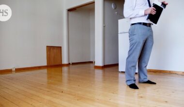 Myyjät kuvaavat ja kuuntelevat asuntonäyttöjä