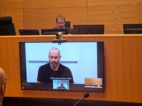 Jere Karalahti kuvattuna vangitsemisistunnossa Helsingin käräjäoikeudessa.