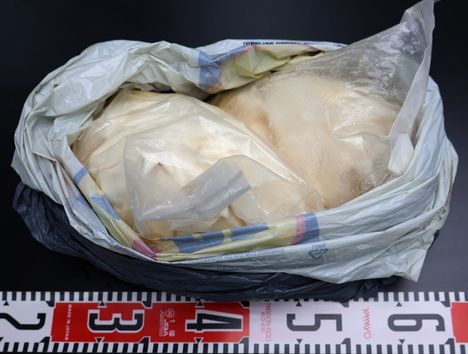 Huumeita säilytettiin asunnossa. Tässä kuvassa asunnosta takavarikoitua amfetamiinia.