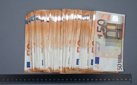 Tutkinnan poliisi takavarikoi myös käteistä rahaa.