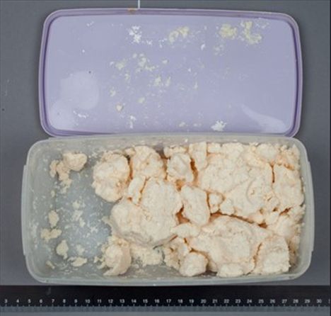 Autosta takavarikoitua amfetamiinia.