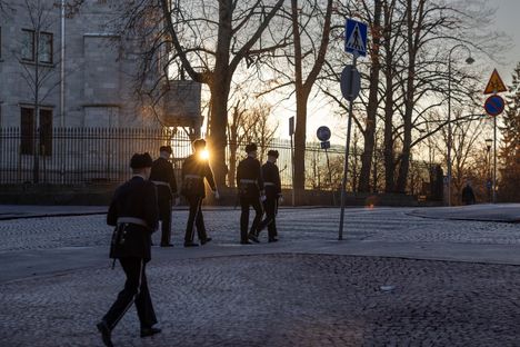 Aurinko näyttäytyi pitkästä aikaa Kaivopuistossa. Kadetit matkasivat Saksalaiseen kirkkoon.