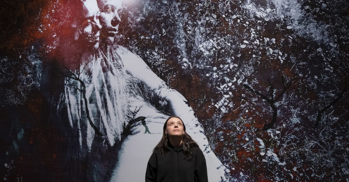 Dukaatti­palkinnon saanut nuorgamilainen Lada Suomenrinne haastaa taiteellaan länsimaista aikakäsitettä | Kotimaa